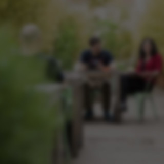 Personen sitzen an einem Tisch