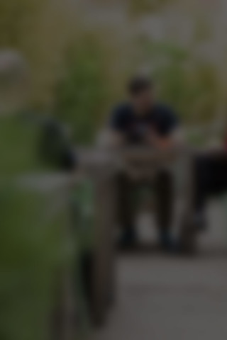 Personen sitzen an einem Tisch