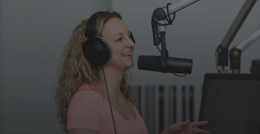 Radiosprecherin während der Aufnahme